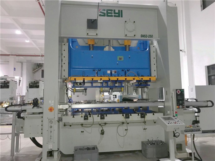 汽车零部件冲压生产为什么要用冲床三次元机械手?